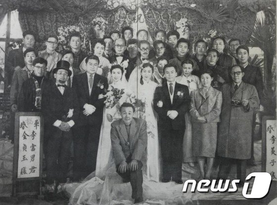 본문 이미지 - 조덕현 개인전 '꿈' 전시작 '청춘쌍곡선'. 맨우측 2번째줄에 가상인물 조덕현이 있다.  (사진제공 일민미술관) 