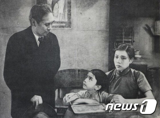 본문 이미지 - 조덕현 개인전 '꿈' 전시작 '영화 '올드상하이'에 출연한 가상인물 조덕현(사진 좌측) (사진제공 일민미술관) 