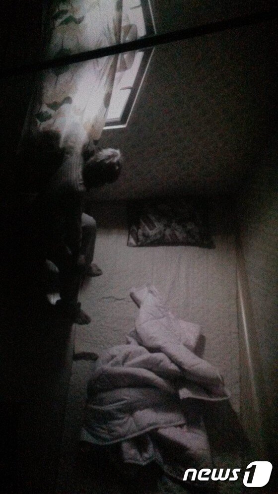 본문 이미지 - 조덕현 개인전 '꿈' 전시작. 독거노인이 된 조덕현이 지병에 아파하고 있다' (사진제공 일민미술관)