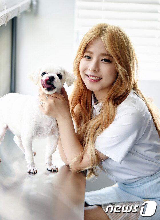 본문 이미지 - 최근 디지털 싱글 'Sorry(쏘리)'로 활동 중인 가수 주니엘이 뉴스1스타와 스타펫스토리 애견 인터뷰에서 반려견 시아와 행복한 시간을 보내고 있다. ⓒ News1스타 / 권현진 기자