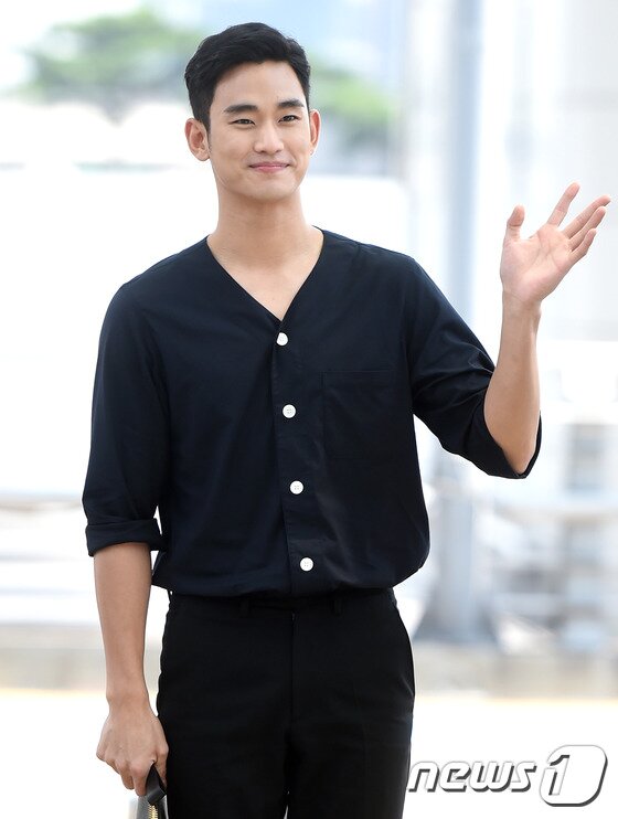 본문 이미지 - 김수현과 안소희의 열애설이 불거진 가운데 김수현의 과거 발언이 새삼 화제다.  ⓒ News1star DB