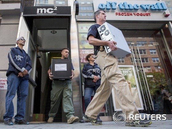 본문 이미지 - 지난 25일 증거 확보를 위해 법집행관계자들이 렌트보이를 방문했다. 미국 당국은 렌트보이 CEO를 비롯한 7명의 직원을 성매매 유료 광고를 개제한 혐의로 체포했다.  ⓒ 로이터=뉴스1