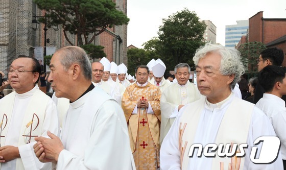 (서울=뉴스1) 조희연 기자 = 28일 오후 서울 중구 명동성당에서 교구 보좌주교로 임명된 손희송 베네딕토 주교의 서품식이 거행되고 있다. (천주교 서울대교구 제공) 2015.8. …
