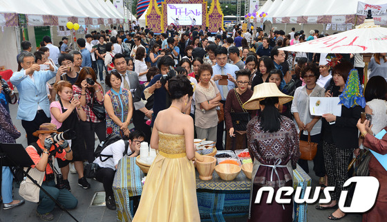 (서울=뉴스1) 변지은 인턴기자 = 28일 오후 서울 종로구 청계천 청계광장에서 열린 '타이페스티벌 2015: 태국다움을 발견하라(Discover Thainess)'에서 관람객들이 …