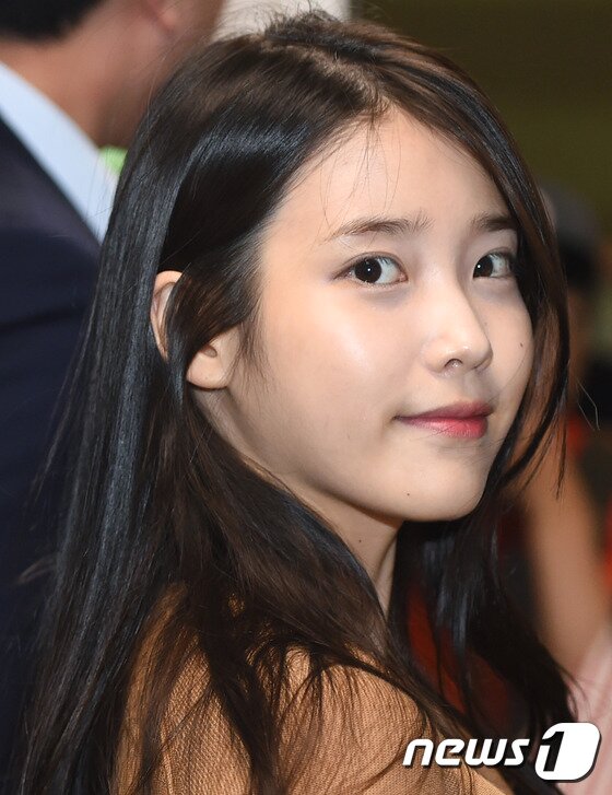 본문 이미지 - 아이유가 이번 앨범 수록곡 '레드퀸'에 얽힌 비화를 공개했다. ⓒ News1star 권현진 기자