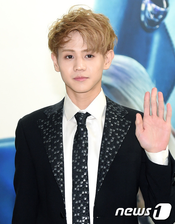 (서울=뉴스1스타) 권현진 기자 = 멋쟁이 손인사~비스트 양요섭이 29일 오후 서울 송파구 방이동 올림공원 내 체조경기장에서 열릴 '2015 뷰티풀 쇼(BEAUTIFUL SHOW …