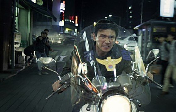 본문 이미지 - 황정민의 명대사로 통쾌한 한방을 날렸다. ⓒ News1 스타 / 영화 '베테랑' 스틸 