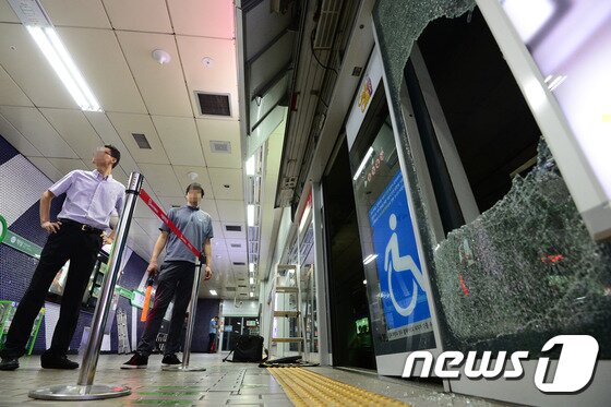 본문 이미지 - 서울 지하철 2호선 강남역 승강장에서 한 남성이 스크린도어와 지하철 사이에 끼어 사망하는 사고가 발생, 서울메트로 관계자들이 스크린도어 보수작업을 벌이고 있다. 2015.8.29/뉴스1 ⓒ News1 민경석 기자