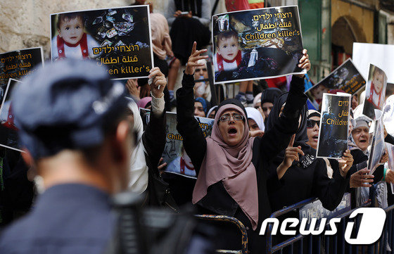 2일(현지시간) 아침 이슬람 성지인 이스라엘 예루살렘 알아크사 사원에서 팔레스타인 시위대가 이스라엘 경찰과 대치를 이어갔다. © AFP=뉴스1