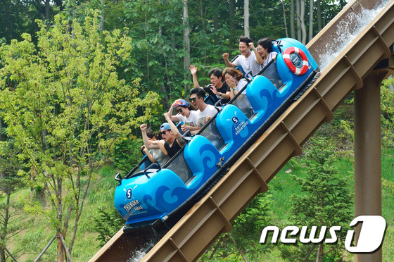 (용인=뉴스1) 박재만 인턴기자 = 관광객들이 3일 경기도 용인시 처인구 에버랜드에서  슈퍼 후룸라이드 \'썬더폴스(Thunder Falls)\'를 타며 스릴을 즐기고 있다.에버랜 …