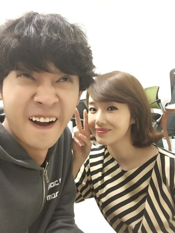 본문 이미지 - 영화 '성실한 나라의 앨리스' 이정현과 정준영의 셀카가 눈길을 모은다.ⓒ News1스포츠/  CGV아트하우스