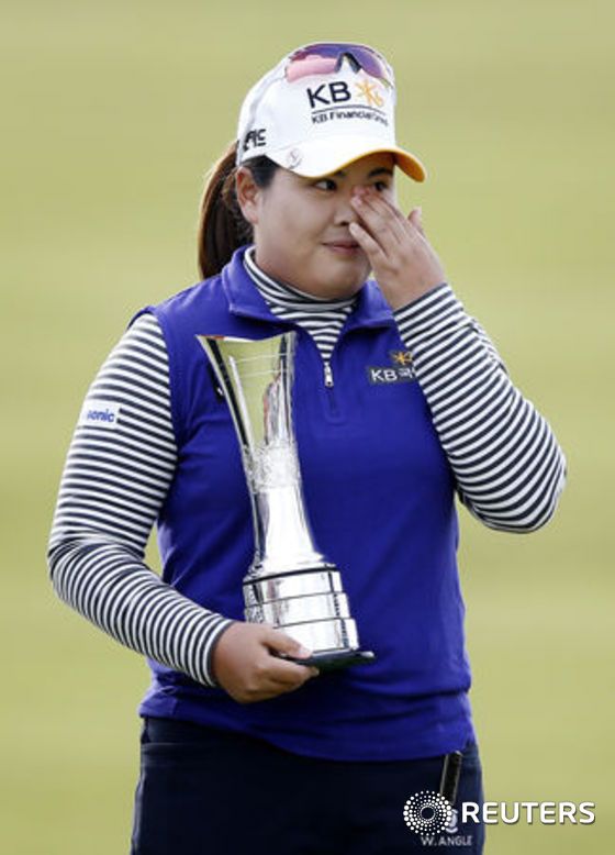 본문 이미지 - 박인비가 2015년 브리티시 여자 오픈 우승으로 커리어 그랜드슬램을 달성했던 모습. ⓒ 로이터=News1 