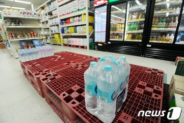 본문 이미지 -  한  마트의 생수가 모두 동이 나 생수 진열 코너가 텅텅 비어있다.  /사진 = 2015.8.3/뉴스1 ⓒ News1 김용빈 기자