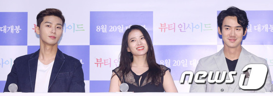 (서울=뉴스1) = 배우 박서준(왼쪽부터), 천우희, 유연석이 3일 오후 서울 광진구 자양동 롯데시네마 건대입구에서 열린 영화 \'뷰티인사이드\' 언론시사회 기자간담회에 참석하고 …