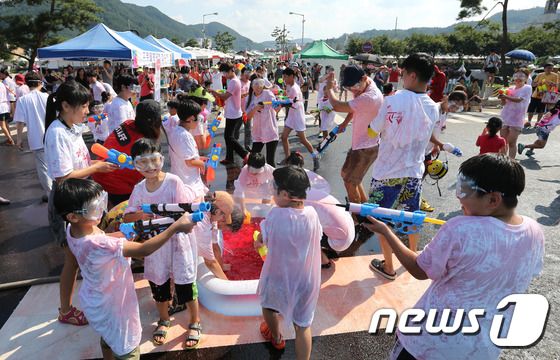 괴산 고추축제…물총대첩 신난 어린이들 - 뉴스1