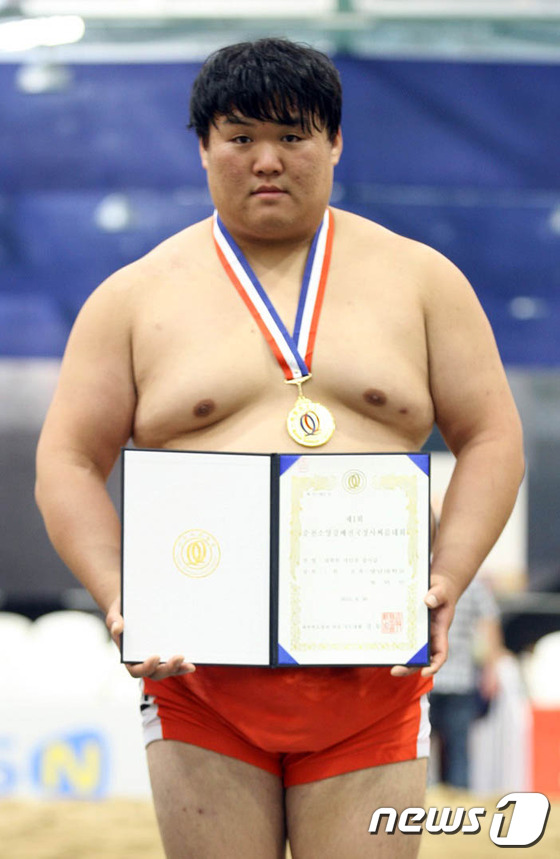 (서울=뉴스1) = 30일 강원도 춘천시 봄내체육관에서 열린 '제1회 춘천소양강배 전국장사씨름대회' 대학부 개인전 장사급(150kg이하)에서 우승을 차지한 정영민(영남대)이 기념촬 …