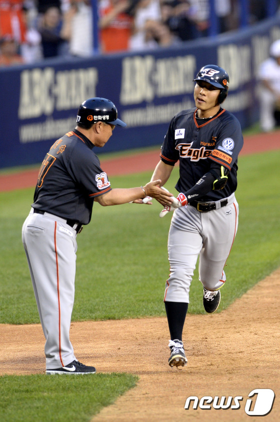 (서울=뉴스1) 안은나 기자 = 30일 오후 서울 잠실 야구장에서 열린 2015 타이어뱅크 KBO리그 한화 이글스와 두산 베어스의 경기에서 3회초 2사 상황에서 한화 권용관이 솔로 …