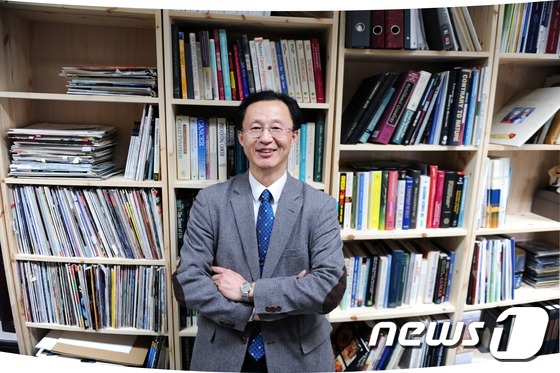 (서울=뉴스1) 조희연 기자 = 재단법인 인촌기념회와 동아일보사는 올해 인촌상 수상자로 ▲교육=살레시오 여고 ▲언론·문화=성곡언론문화재단 ▲인문·사회=김학주 서울대 명예교수 ▲과학 …