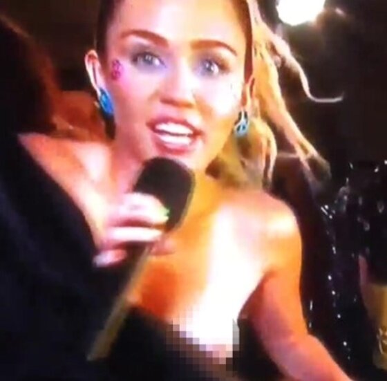 본문 이미지 - 팝스타 마일리 사이러스가 생방송 중 가슴을 노출하는 사고를 일으켰다.. ⓒ News1스타 / MTV VMA 캡처 