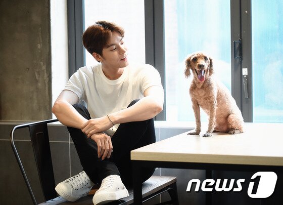 본문 이미지 - 배우 홍종현이 서교동의 한 애견카페에서 뉴스1스포츠와 만남을 가졌다. ⓒ News1스포츠 / 권현진 기자