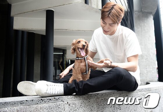 본문 이미지 - 배우 홍종현이 반려견 헤롱이에게 애정을 표현하고 있다. ⓒ News1스포츠 / 권현진 기자