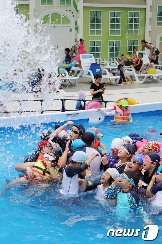 (서울=뉴스1) 고성준 인턴기자 = 무더위가 이어지고있는 4일 오후 용산 현대아이파크몰 워터파크를 찾은 어린이들이 물놀이를 즐기며 더위를 피하고 있다.워터파크는 이달 16일까지 운 …