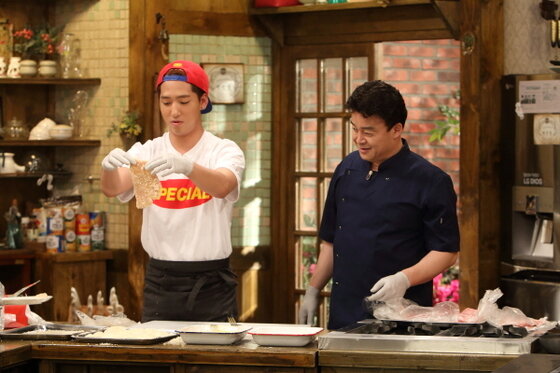 본문 이미지 - '집밥 백선생' 특별 학생 바로가 첫 녹화부터 완벽 적응력을 선보였다. ⓒ News1스포츠 / tvN '집밥 백선생' 캡처