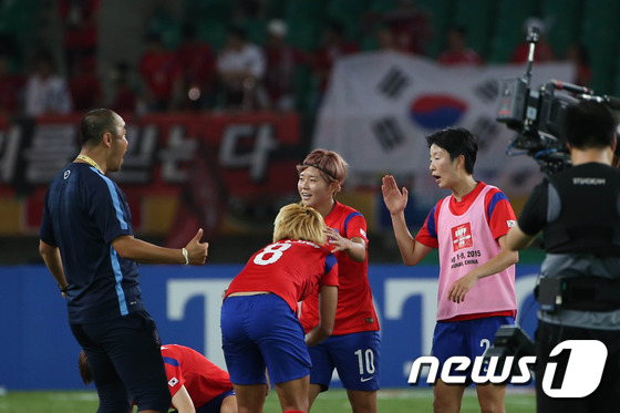 한국 여자 축구 '짜릿한 역전승'