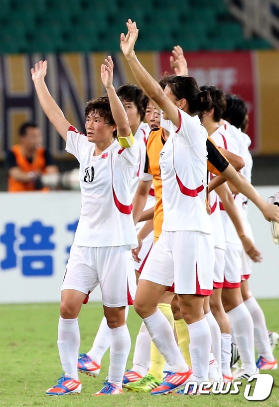 응원단 향해 인사하는 北 여자 축구