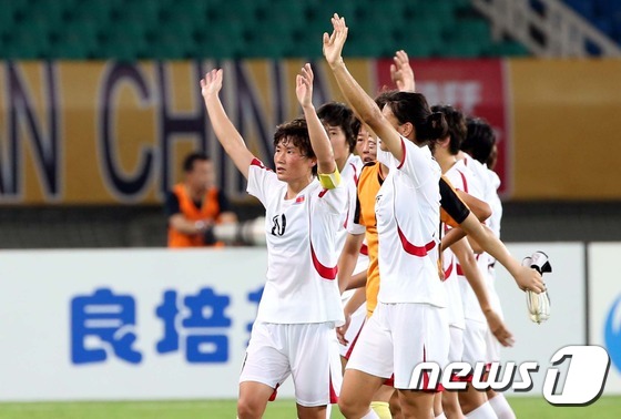 중국에 역전승한 北 여자 축구 '응원단에 인사'