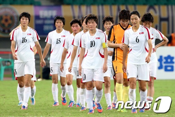 北 여자 축구 '중국에 역전승, 지친다'