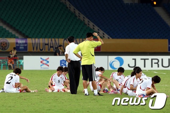 역전승한 北 여자 축구 '회복 훈련'