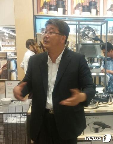 본문 이미지 - 강승수 한샘 사장이 5일 대구범어점에서 기자들과 이야기를 나누고 있다. ⓒ News1