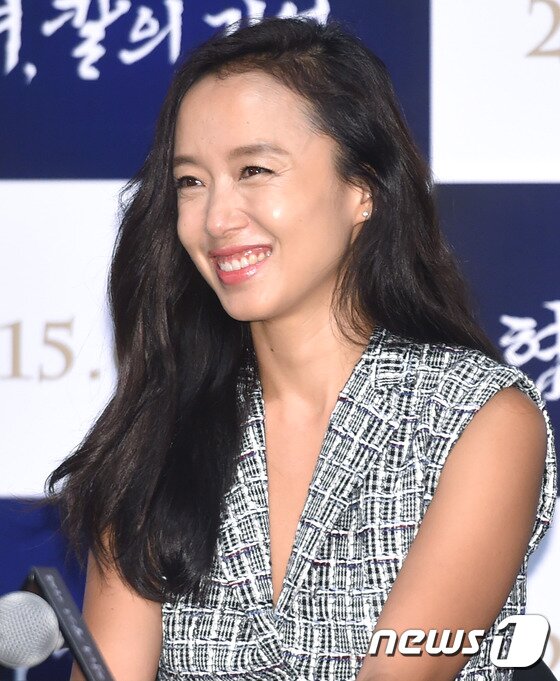 본문 이미지 - 배우 전도연이 5일 오후 서울 광진구 롯데시네마 건대입구에서 열린 영화 "협녀, 칼의 기억" 언론시사회에 참석해 미소를 짓고 있다. ⓒ News1 스포츠 / 권현진 기자