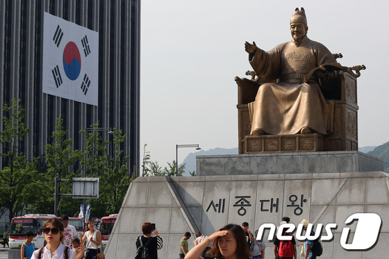 서울 도심에 설치된 대형 태극기