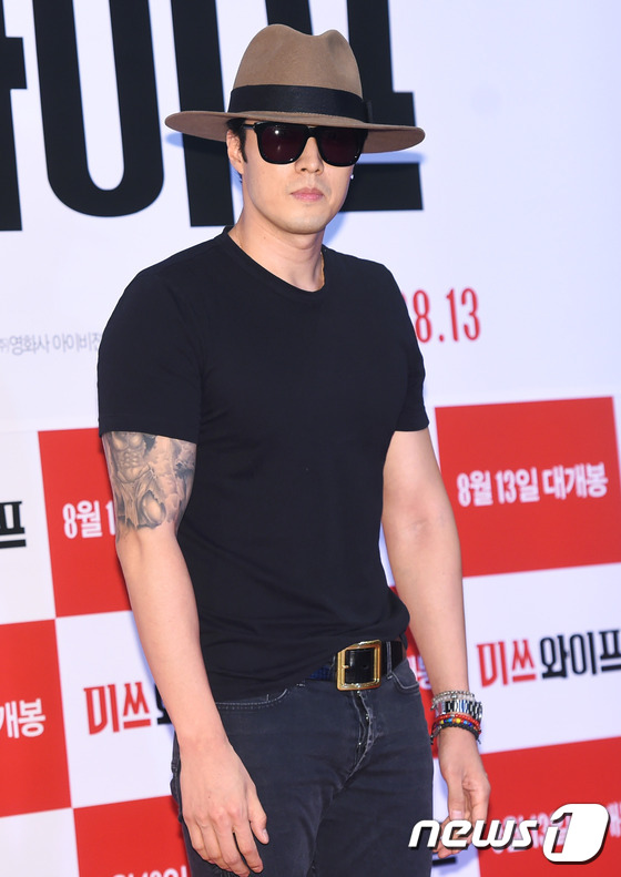 (서울=뉴스1스포츠) 권현진 기자 = 안기고픈 태평양 어깨!배우 소지섭이 5일 오후 서울 코엑스 메가박스에서 열린 영화 ‘미쓰 와이프'(감독 강효진) VIP 시사회에 참석해 매력을 …