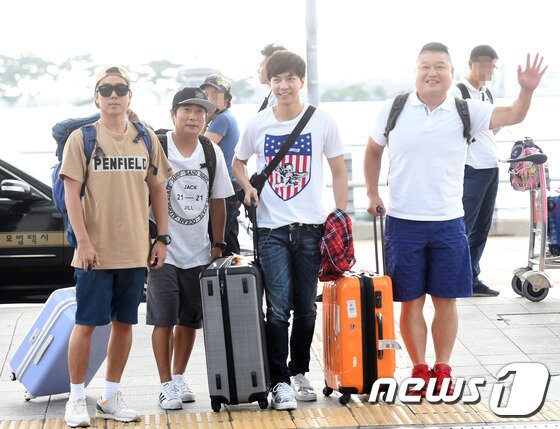 본문 이미지 - 은지원, 이수근, 이승기, 강호동(왼쪽부터)이 6일 오전 나영석PD의 새 예능프로그램 "신서유기" 촬영차 인천공항을 통해 중국으로 출국하고 있다. ⓒ News1 스포츠 / 권현진 기자
