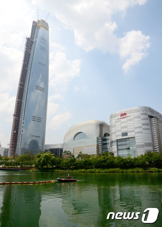 (서울=뉴스1) 박정호 기자 = 지하철 9호선·제2롯데월드 등 일대 대형 공사의 영향으로 석촌호수 수위저하가 발생했다는 원인 조사 결과가 발표된 6일 서울 송파구 석촌호수가 잔잔한 …