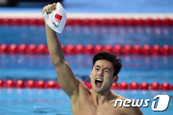 닝제타오가 아시아 선수 최초로 세계수영선수권대회 남자 자유형 100m에서 금메달을 차지한 뒤 환호하는 모습.© AFP=News1