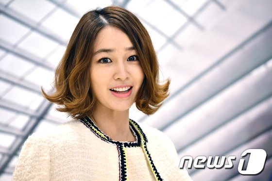 (서울=뉴스1스포츠) 권현진 기자 = 아줌마가 이렇게 예뻐도 되는거야?배우 이민정이 7일 오후 서울 코엑스에서 열린 벨기에 럭셔리 가죽 브랜드 ‘델보(DELVAUX) 15/16 가 …