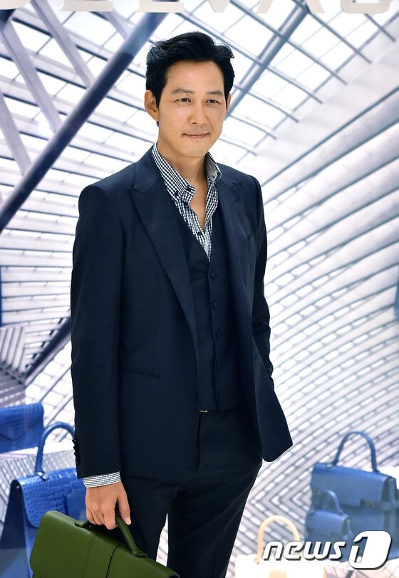 본문 이미지 - 배우 이정재가 현실감 넘치는 노인 연기를 펼친 비결을 털어놨다.ⓒ News1스포츠 DB