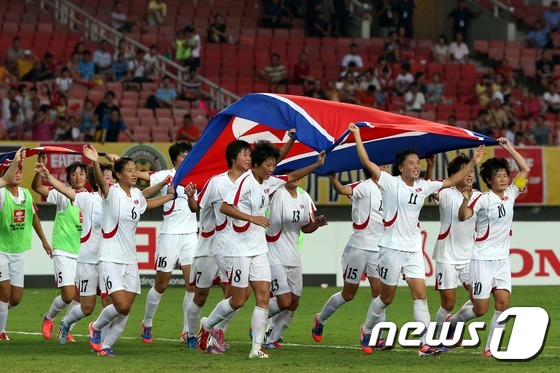 (우한(중국)=뉴스1) 이광호 기자 = 8일 오후 중국 후베이성 우한 스포츠센터에서 열린 2015 동아시아축구연맹(EAFF) 동아시안컵 여자 축구 대회 한국과 북한의 경기에서 한국 …