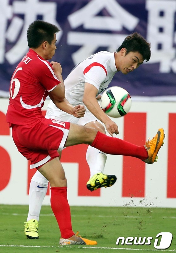 (우한(중국)=뉴스1) 이광호 기자 = 9일 오후 중국 후베이성 우한 스포츠센터에서 열린 2015 동아시아축구연맹(EAFF) 동아시안컵 남자 축구 대회 최종전 한국과 북한의 경기에 …