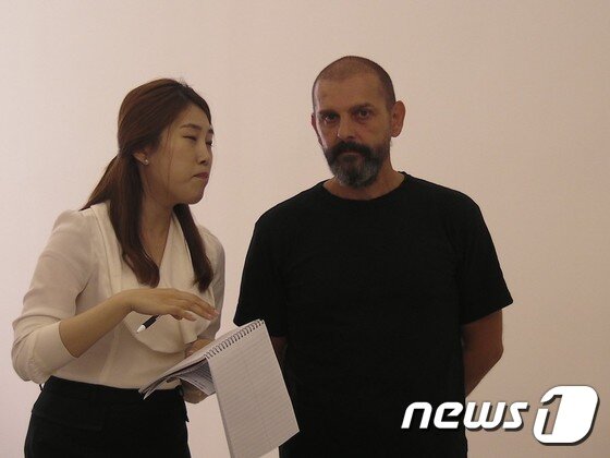 본문 이미지 - 스위스 조각가 &#39;우고 론디노네&#39; &#40;사진 중앙&#41; ⓒ News1