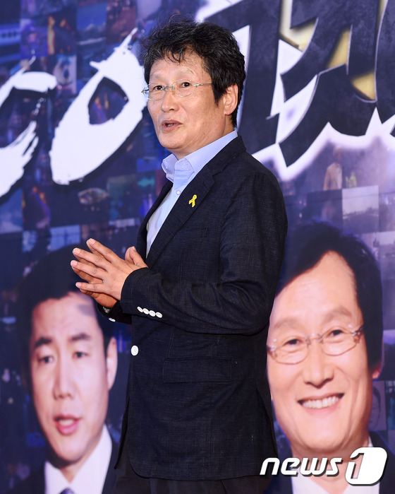 (서울=뉴스1스타) 권현진 기자 = 23년 전 '그것이 알고 싶다' 초대 MC 였어요!배우 문성근이 1일 오후 서울 목동 더 브릴리에 예식장에서 열린 '그것이 알고 싶다' 1000 …