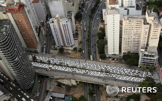 (상파울루 로이터=뉴스1) 우동명 기자 = 9일(현지시간) 브라질 상파울루 도심에서 온라인 카셰어링 서비스에 반대하는 택시들이 도로 가득 주차를 하면서 시민들과 뒤엉켜 거리가 난장 …