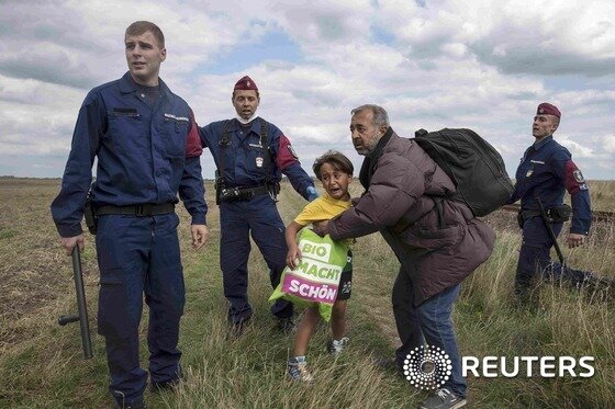 본문 이미지 - 발길에 넘어졌던 무센이 놀란 아들을 달래고 있다.ⓒ 로이터=뉴스1