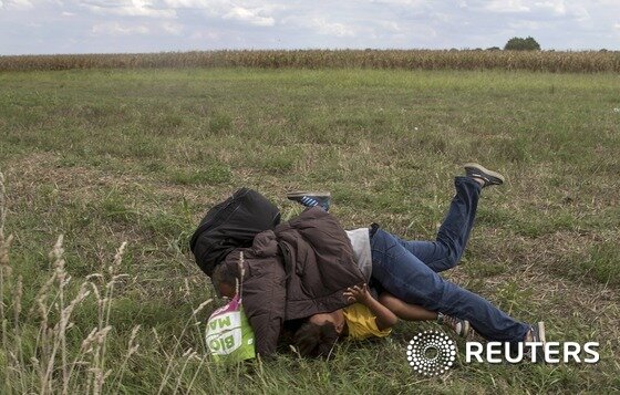 본문 이미지 - 헝가리 N1TV 여기자의 발에 걸려 넘어진 난민이 시리아 데이르에조르를 연고로 하는 명문 클럽의 감독 '오사마 압둘 무센'이라고 알아라비아가 보도했다. 로이터=뉴스1