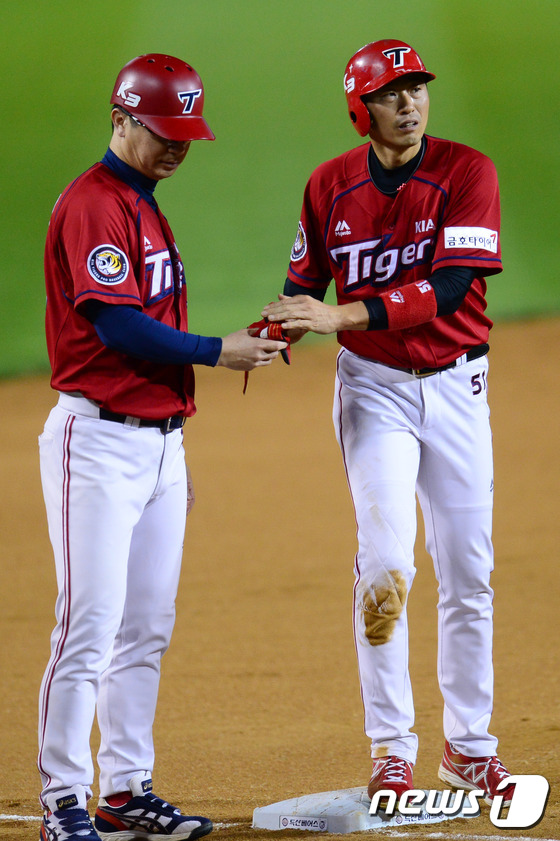 (서울=뉴스1) 임세영 기자 = 10일 오후 서울 잠실야구장에서 열린 2015 KBO 리그 두산 베어스와 KIA 타이거즈의 경기 6회초 기아 선두타자 김원섭이 두산 유희관을 상대로 …
