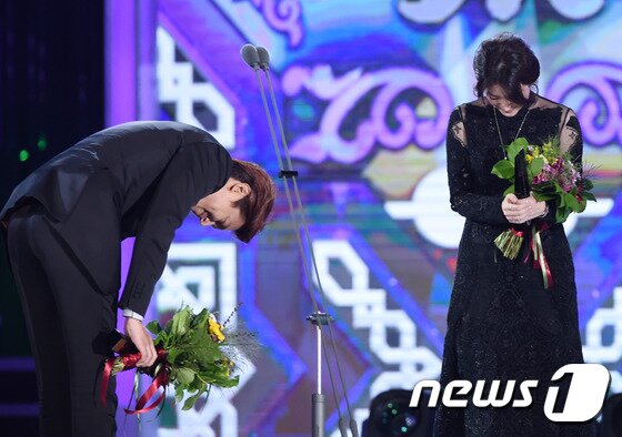 본문 이미지 -  배우 이민호(왼쪽)가 10일 오후 서울 상암동 MBC 상암문화광장에서 열린 ‘서울 드라마 어워즈 2015’ 시상식에 참석해 10주년 한류 공로 대상을 받은 뒤 선배 이영애에게 감사의 인사를 전하고 있다. ‘ⓒ News1 스타 / 권현진 기자